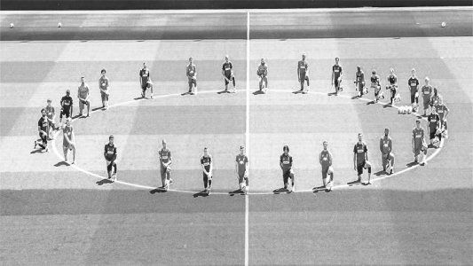 La fuerte imagen del plantel del Liverpool en reclamo por el racismo