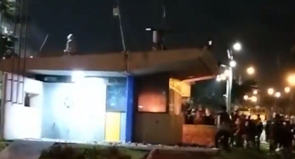 Manifestantes incendian una comisaría de Bogotá (Foto: cuenta oficial de la alcaldesa de Bogotá).