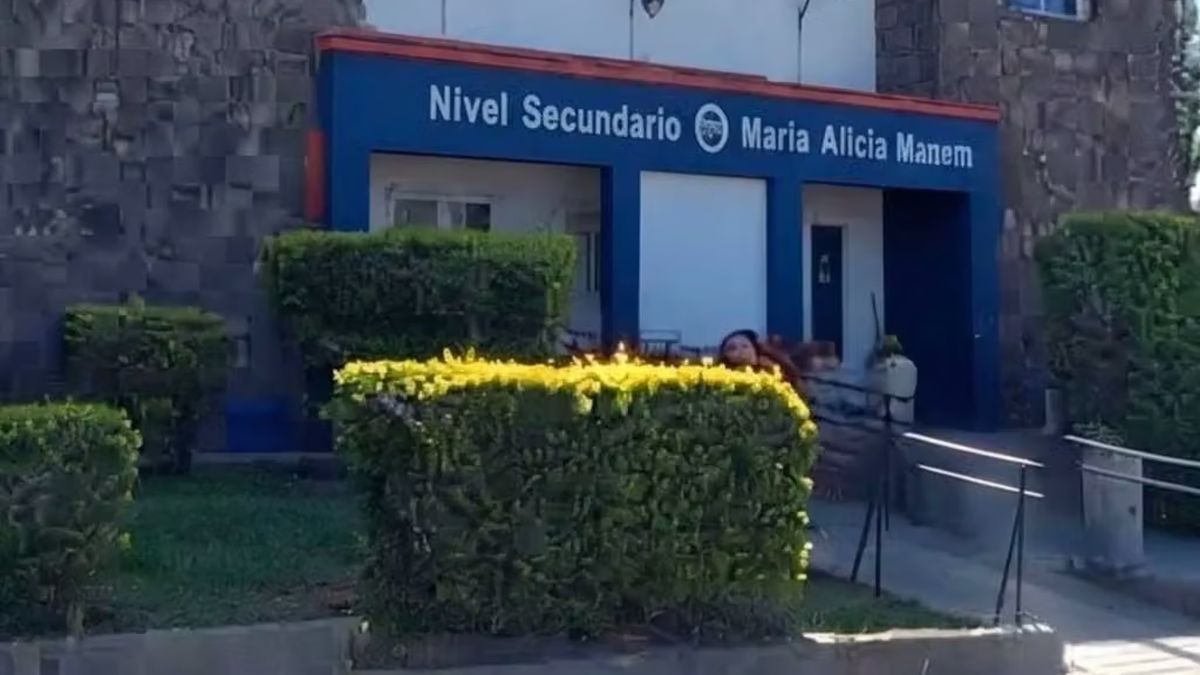 El caso ocurrió durante un viaje de egresados a Bariloche y derivó en dos investigaciones judiciales por hostigamiento y difusión de imágenes íntimas. (Foto: redes sociales).