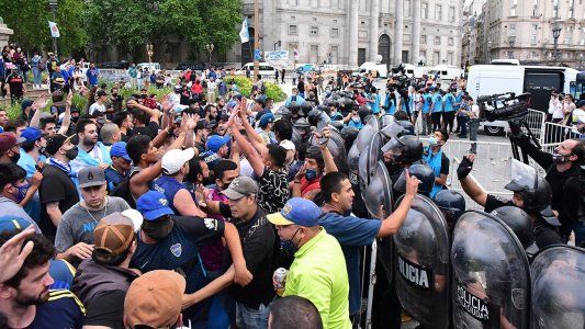 Empujones, heridos y vallas tiradas en la multitudinaria despedida a Maradona en Casa Rosada