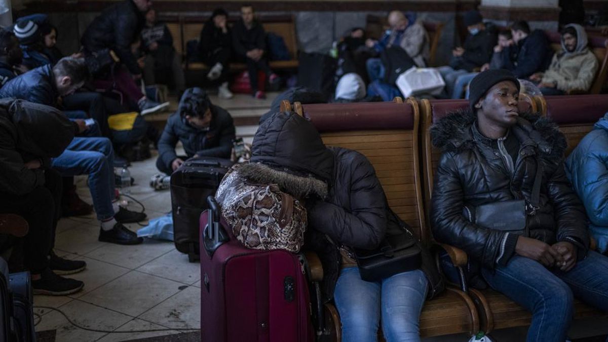 Refugiados ucranianos esperan el tren a Polonia en la estación Lviv (Foto: AP)