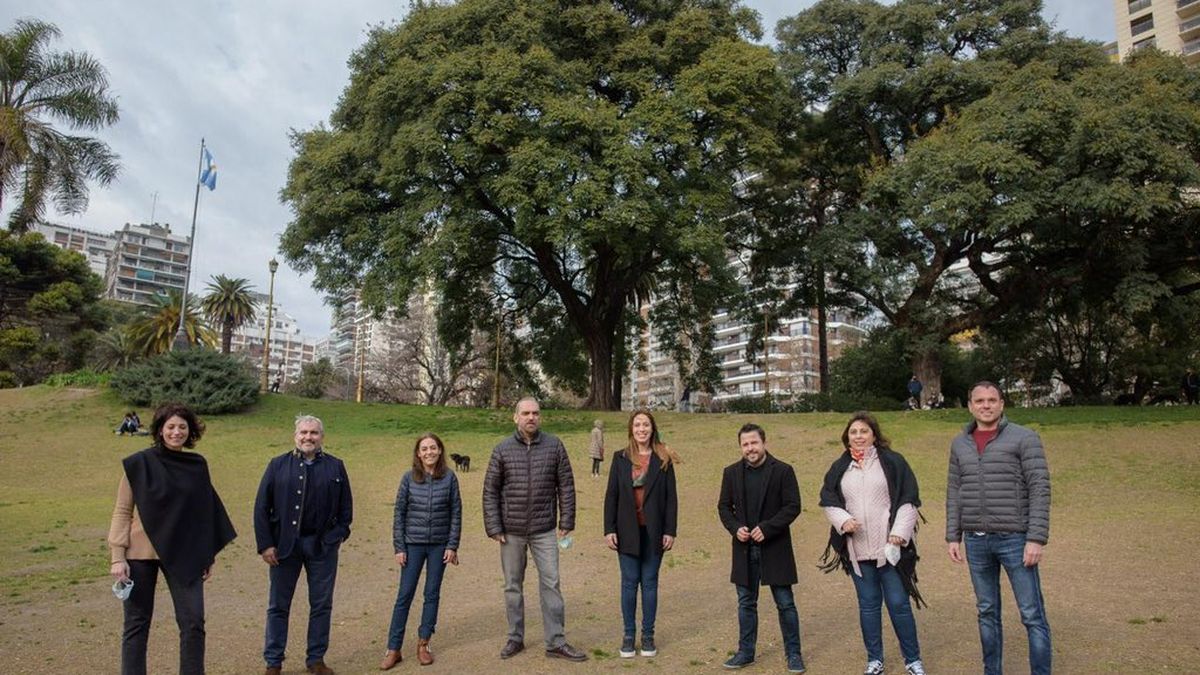 La ex gobernadora María Eugenia Vidal en una recorrida de campaña.