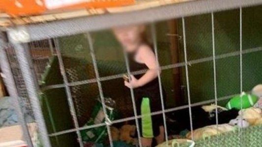 Horror: un matrimonio mantenía enjaulado a su bebe de 18 meses rodeado de 600 animales y marihuana