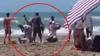 Feroz batalla campal en una reconocida playa: churreros y vendedores de licuados se agarraron a trompadas