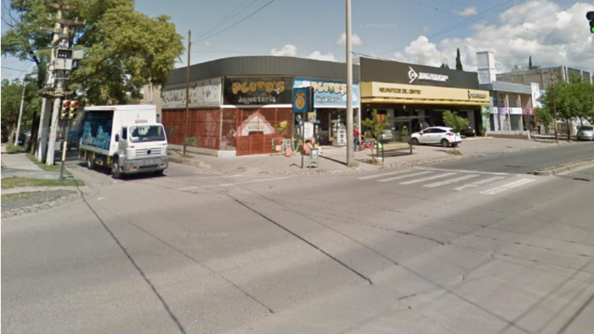 Encontraron a un hombre tirado en la calle con su bicicleta y ahora investigan su muerte