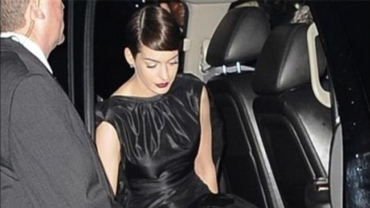 A Anne Hathaway se le vio todo en la premiere de ‘Los Miserables’