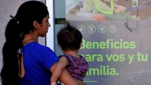 Sin trabajar, cuánto ganará en julio una familia tipo viviendo de planes sociales