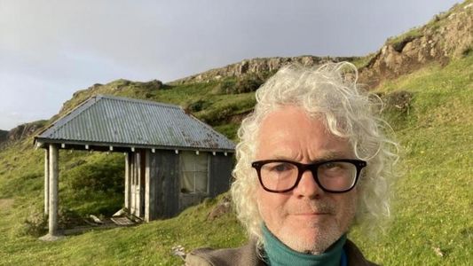 Un millonario inglés se fue a vivir a una isla remota sin agua, luz ni comodidades