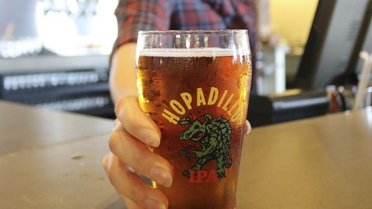 Mostró una forma muy simple de enfriar en minutos la cerveza y se volvió ultra viral