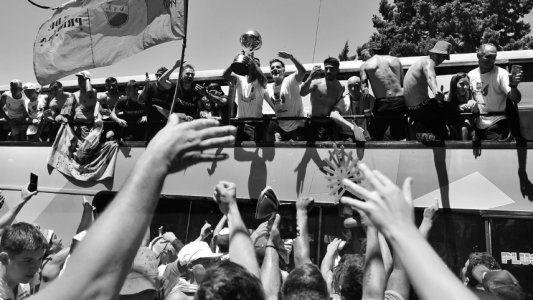 Varela está de fiesta: una multitud recibió en Ezeiza al plantel campeón de Defensa y Justicia