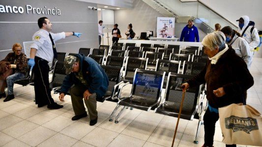 Sin atención por ventanilla y con turno previo, los bancos vuelven a abrir sus puertas