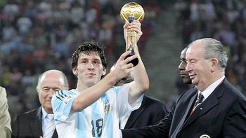 Messi y Julio Grondona en 2005, tras el título. Messi y Julio Grondona en 2005, tras el título.