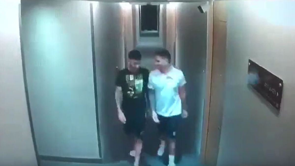 Video: así salían de la habitación los jugadores de Vélez acusados de abuso sexual (Foto: captura)