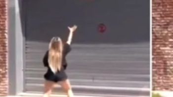 Descubrió una infidelidad de la novia y le tiró la ropa por el balcón