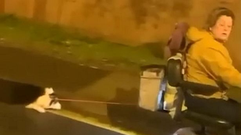 Mujer desata la furia después de arrastrar a un perro con su moto