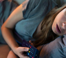 Qué significa que una persona elija dormir con la tele encendida todas las noches, según la psicología