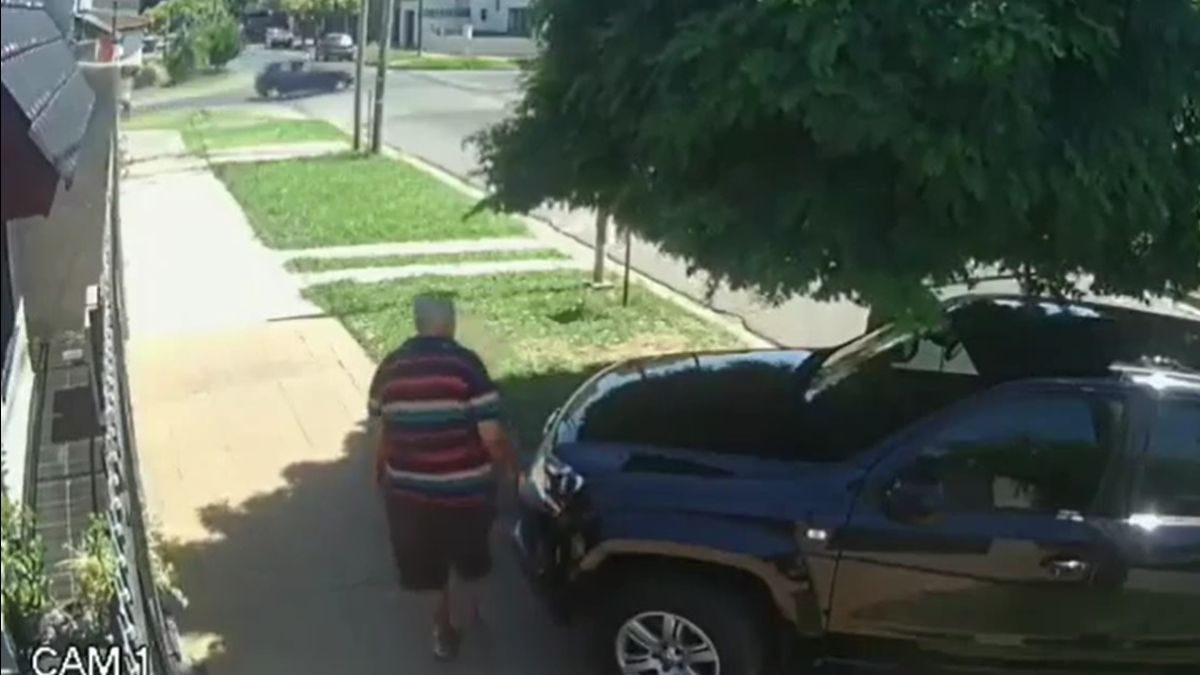Al hombre lo apuntaron para sacarle las llaves de su camioneta en la puerta de su casa y a plena luz del día.