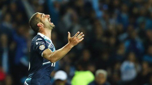 Racing, con goles de Cvitanich y Lisandro, le ganó 2-1 a un Arsenal bien trabajado y quedó a 5 de Boca