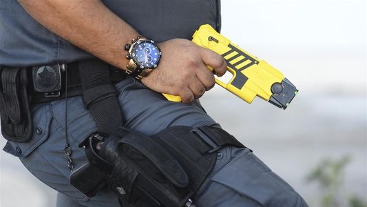 El debate sobre el uso de las pistolas Taser volvió a la política tras el asesinato de la policía en Retiro