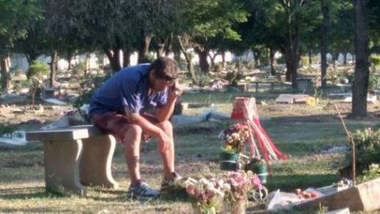 Amor incondicional: escuchó el partido junto a la tumba de su hijo