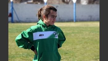 Emma tiene 12 años y no le permiten jugar al fútbol con sus compañeros