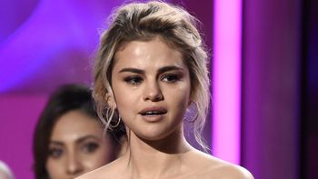 Selena Gomez desconcierta a sus fans por cicatriz en su pierna
