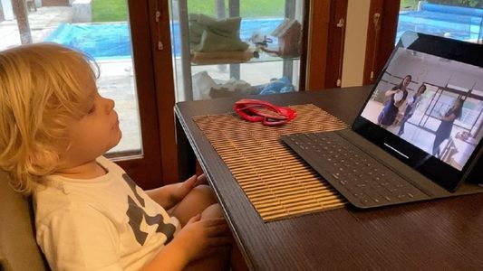 Mirko toma clases de jardín de infantes online: mirá su reacción ante una canción en alemán