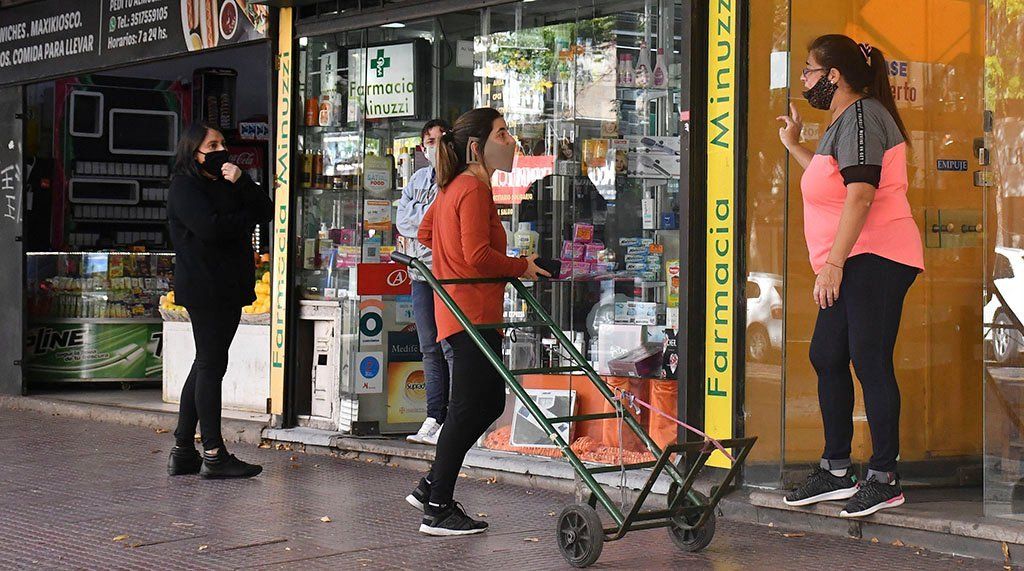 Así se realizaba la reapertura de los comercios. (Fuente: archivo Télam)
