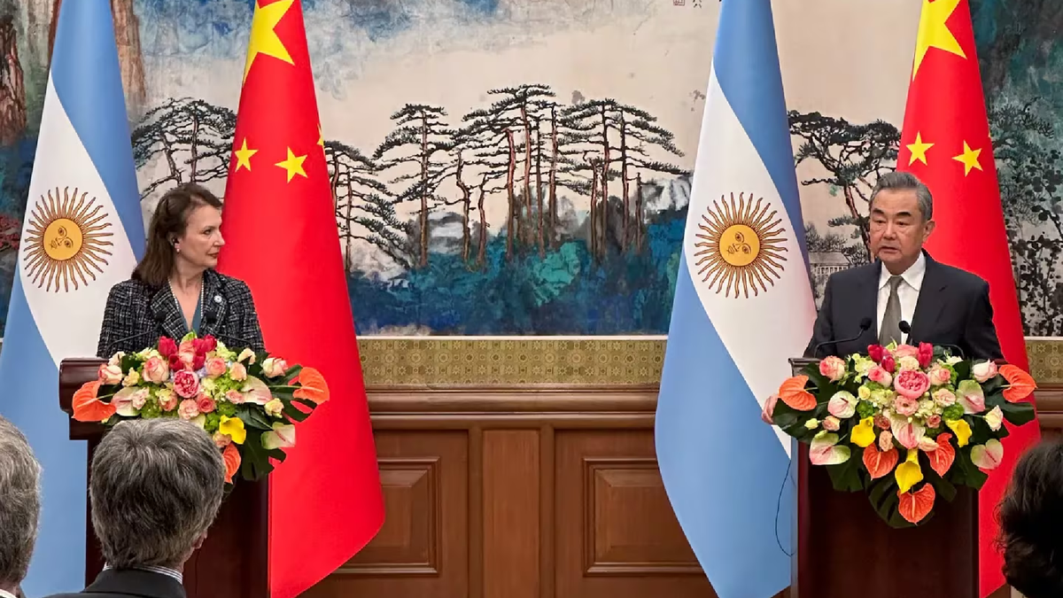 Diana Mondino se reunió con su par chino para fortalecer el comercio y las inversiones. (Foto: Cancillería) Diana Mondino se reunió con su par chino para fortalecer el comercio y las inversiones. (Foto: Cancillería)