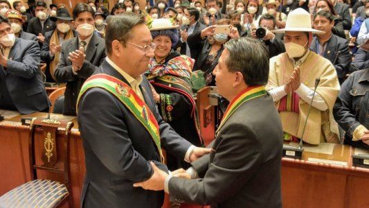 Sin traspaso de atributos, Arce asumió como presidente de Bolivia
