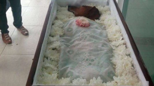 Polémica por el velatorio de un perro en un ataúd