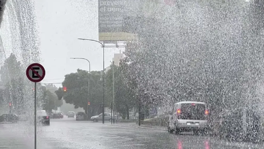 Diluvia en el AMBA y hay alerta naranja y amarilla por la ciclogénesis: hasta cuándo seguirá la lluvia