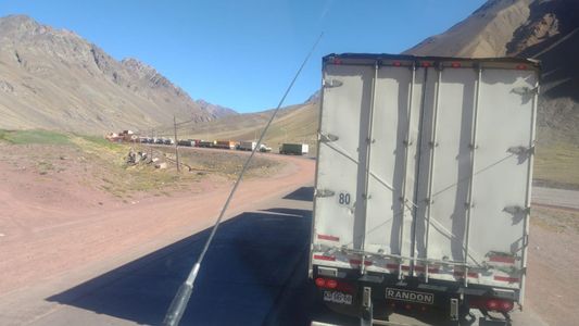 Más 3.000 camiones varados en la frontera con Chile por las medidas sanitarias que exige el país vecino