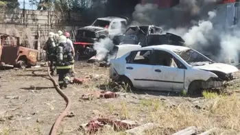 Voraz incendio en un predio de la Policía Federal en Barracas dañó vehículos y depósitos judiciales
