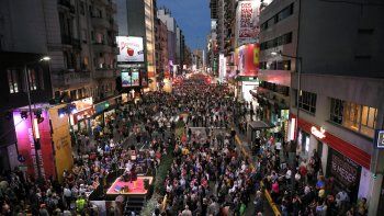 Multitudinaria reinauguración de la avenida Corrientes como peatonal