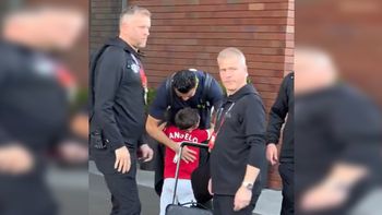 El video viral que enternece a todos: un nene rompió el cordón policial para abrazar a Cristiano Ronaldo