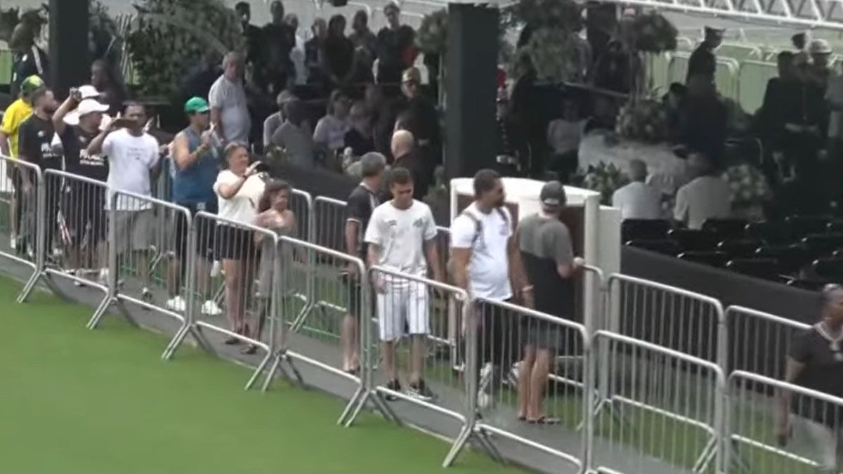 Los fans pasan frente a la capilla ardiente. (Foto: Captura de TV)
