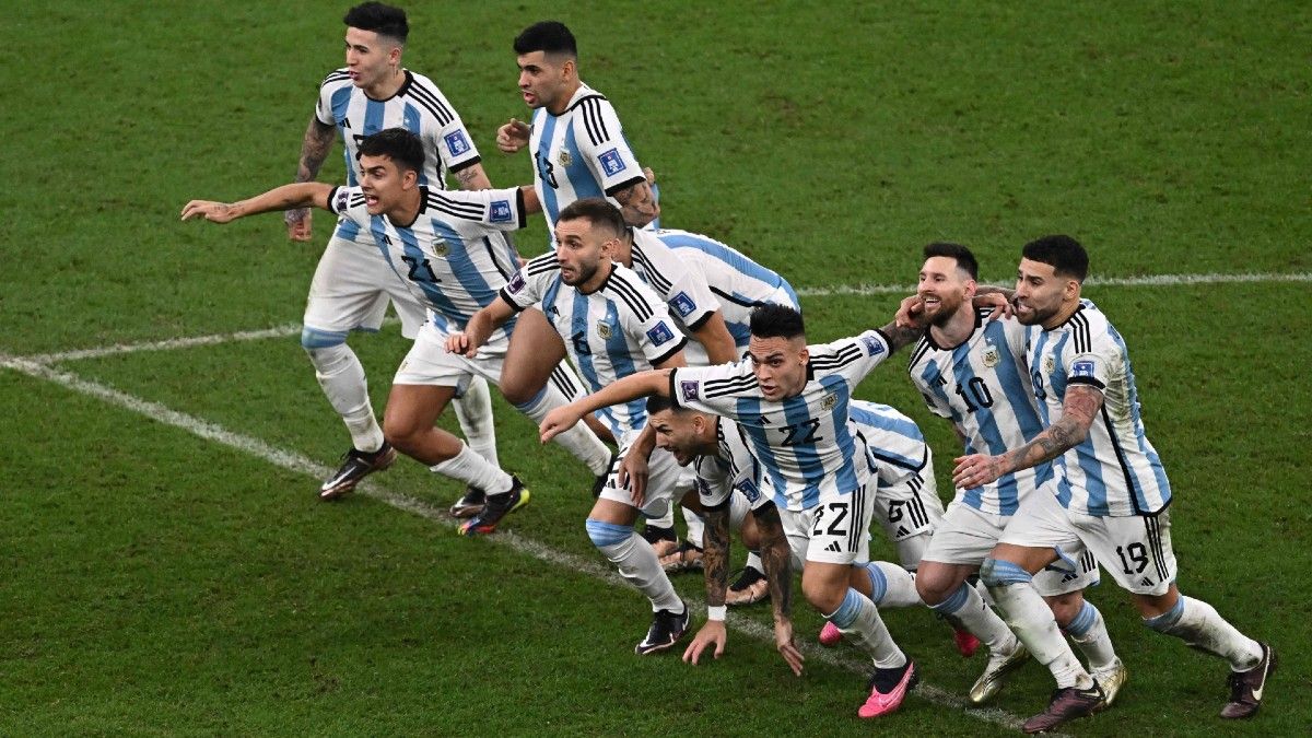 Gonzalo Montiel convierte el penal decisivo y Argentina consigue su tercera Copa del Mundo. (Foto: AFP) 