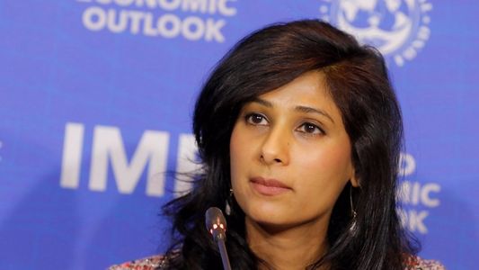 El FMI advirtió sobre riesgos a la baja en la economía mundial en medio de fuerte presión inflacionaria