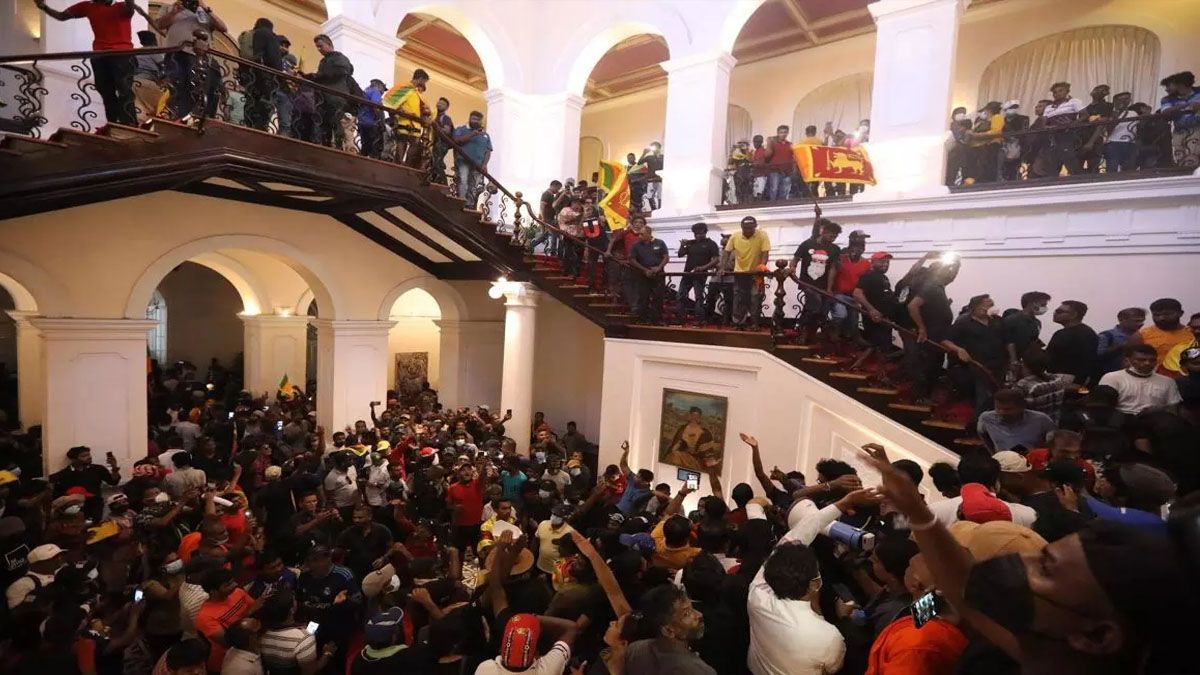 Una turba continua ocupando la residencia presidencial. El ex presidente del Sri Lanka buscó refugio en Maldivas (Foto: AP)