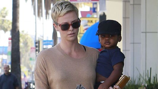 ¡Polémica! Charlize Theron viste de nena a su hijo adoptivo de 5 años