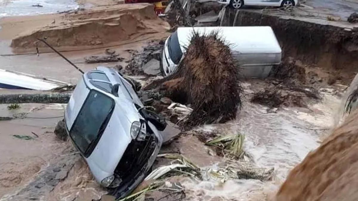 Esta imagen proporcionada por el gobierno de Sao Paulo muestra vehículos de caídos de una zona desmoronada junto a la playa en Sao Sebastiao