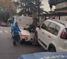 ¡Socorro, auxilio, ayuda!: así una mujer se atrincheró en una grúa para evitar que le lleven el auto