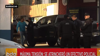 Un policía tuvo un brote psicótico y se atrincheró en una comisaría en Barracas (Foto: captura A24).