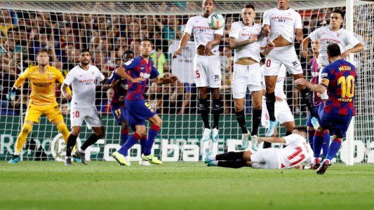 Con un tiro libre sublime, Messi volvió al gol después de más de tres meses en el 4-0 de Barcelona sobre Sevilla