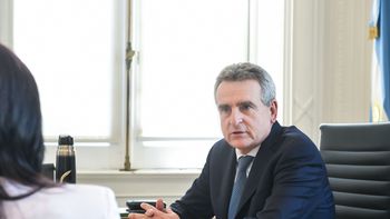 Jefe de Gabinete, Agustín Rossi, salió a respaldar la renegociación de Sergio Massa por las metas con el FMI. También respondió ante periodistas acreditados sobre la interna en el Gobierno y las críticas del kirchnerismo? Jefe de Gabinete, Agustín Rossi, salió a respaldar la renegociación de Sergio Massa por las metas con el FMI. También respondió ante periodistas acreditados sobre la interna en el Gobierno y las críticas del kirchnerismo?