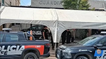 Le dieron el alta tras ser operado y, cuando esperaba para volver a su casa, lo atropelló un patrullero