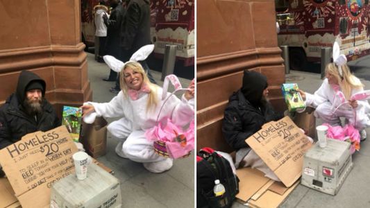 Victoria Xipolitakis salió a la calle disfrazada de conejito y repartió huevos de Pascuas