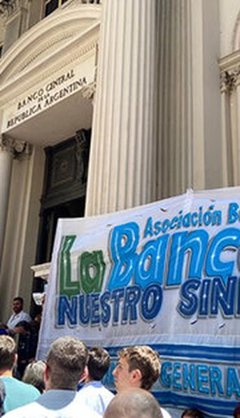 Nuevo aumento para los bancarios: cuánto cobran en noviembre y de cuánto es el bono confirmado