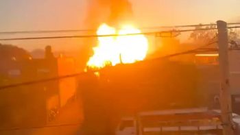 Explosiones y pánico en un depósito de garrafas: un incendio obligó a evacuar vecinos, Explosiones y pánico en un depósito de garrafas: un incendio obligó a evacuar vecinos,